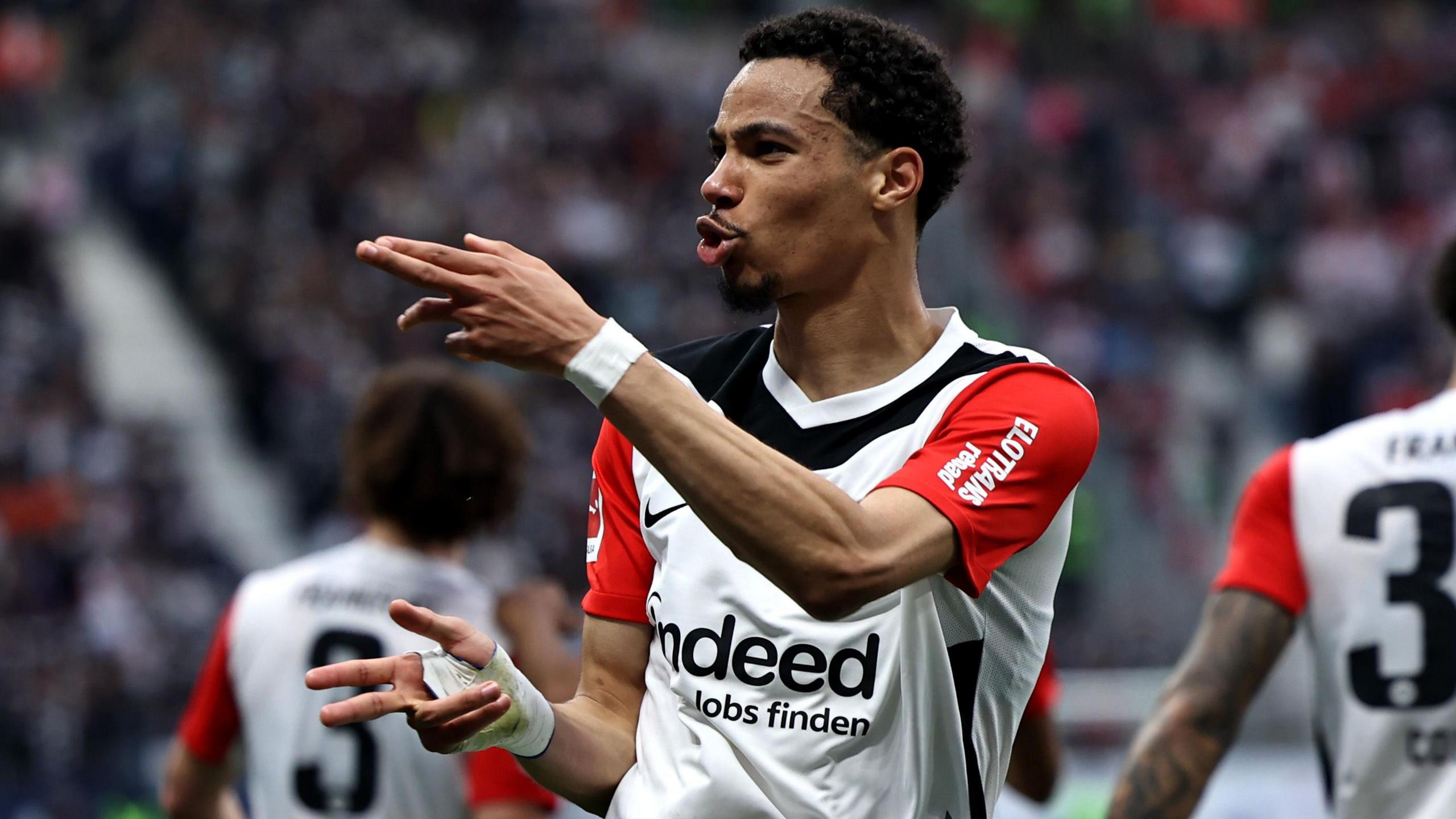 Newcastle bid for Ekitike; Liverpool want Isak