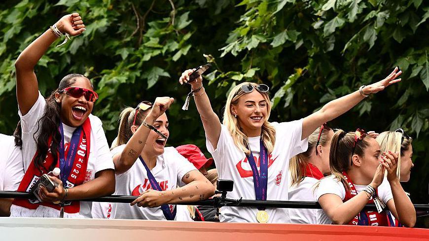 ‘We thought there might not be enough people’ – 65,000 fans at Lionesses parade