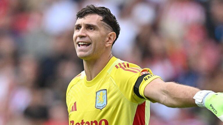 Villa keeper Martinez back on Man Utd radar