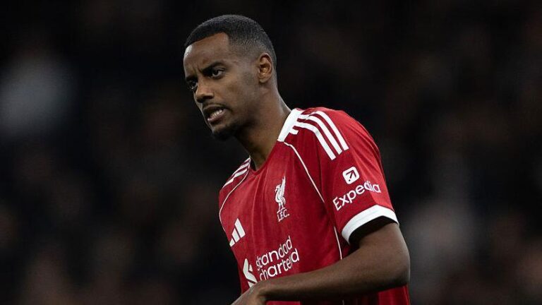 Liverpool’s Alexander Isak Sidelined After Successful Surgery on Fractured Fibula